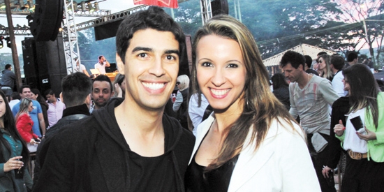 Renato Silva de Paula e Letícia Bortoloti em balada animada